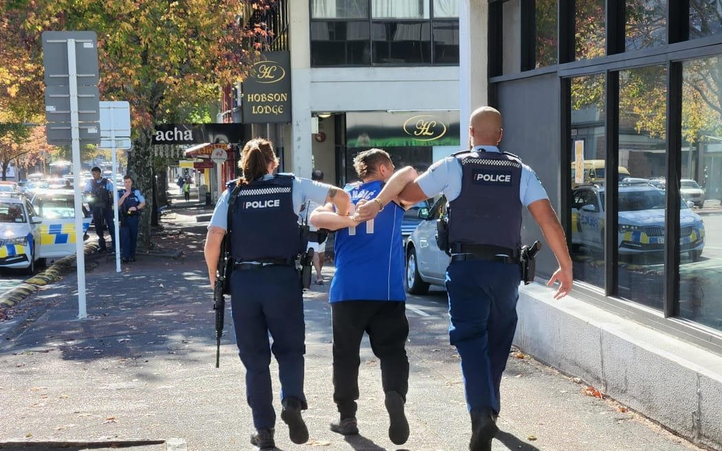 Man arrested after possible firearm sighting in Auckland CBD hotel ...